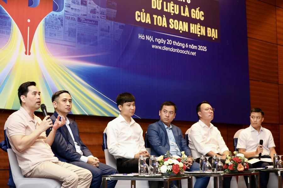 Ông Nguyễn Sỹ Hoàng, Phó Tổng Thư ký Toà soạn VnEconomy (ngoài cùng bên trái) chia sẻ tại Phiên số tám với chủ đề “Dữ liệu là gốc của tòa soạn hiện đại”
