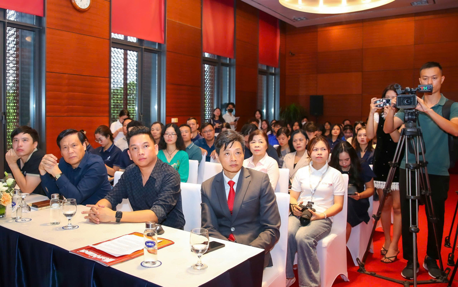 Phi&ecirc;n thảo luận về tr&iacute; tuệ nh&acirc;n tạo v&agrave; b&aacute;o ch&iacute; rất được quan t&acirc;m bởi đ&ocirc;ng đảo c&aacute;c l&atilde;nh đạo, chuy&ecirc;n gia v&agrave; những người l&agrave;m b&aacute;o n&oacute;i chung khi b&agrave;n thảo s&acirc;u xung quanh việc tr&iacute; tuệ nh&acirc;n tạo (AI) đang mở ra những cơ hội chưa từng c&oacute; cho ng&agrave;nh b&aacute;o ch&iacute; v&agrave; truyền th&ocirc;ng Việt Nam, từ việc n&acirc;ng cao chất lượng nội dung đến tăng cường t&aacute;c động x&atilde; hội, gi&uacute;p c&aacute;c t&ograve;a soạn b&aacute;o ch&iacute; th&iacute;ch nghi với kỷ nguy&ecirc;n số v&agrave; đ&aacute;p ứng nhu cầu th&ocirc;ng tin ng&agrave;y c&agrave;ng cao của c&ocirc;ng ch&uacute;ng...