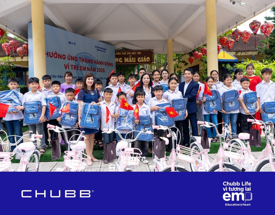 2.000 học bổng và quà tặng của Chubb Life Việt Nam được trao cho học sinh có hoàn cảnh khó khăn trên 7 tỉnh, thành.