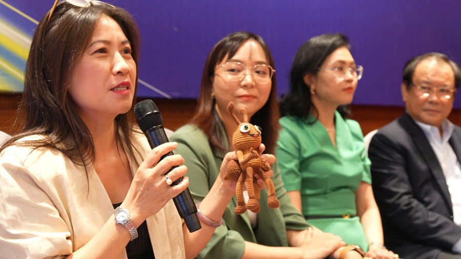 Bà Nguyễn Thị Ngọc Diệp, Phó Tổng Giám đốc phụ trách kinh doanh Tạp chí Kinh tế Việt Nam/VnEconomy: “Chúng tôi đã bắt đầu từ rất sớm với những bước đi đầu tiên trong ứng dụng công nghệ làm báo hiện đại, cũng như rèn luyện kỹ năng thương mại trong báo chí. Đến thời điểm này, chúng tôi đã đi một cách từ tốn, không quá nhanh, không quá bứt phá, cũng không quá ồn ào, nhưng chắc chắn là bền bỉ”.