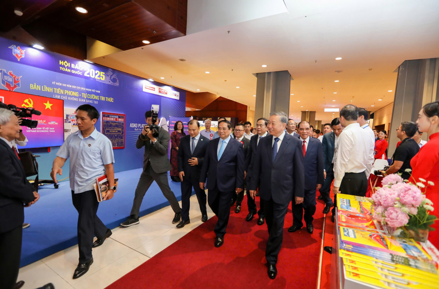 Tổng Bí thư Tô Lâm tham quan không gian trưng bày Hội báo toàn quốc 2025 - Ảnh 2