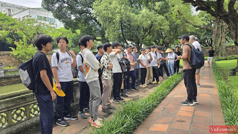 Ngoài học sinh Hà Nội, nhiều người dân, học sinh đến từ các tỉnh lân cận cũng tới để cầu may cho cuộc thi sắp tới.