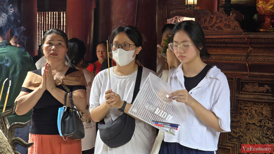 Sĩ tử đổ về Văn Miếu – Quốc Tử Giám trước kỳ thi “vượt vũ môn” - Ảnh 6