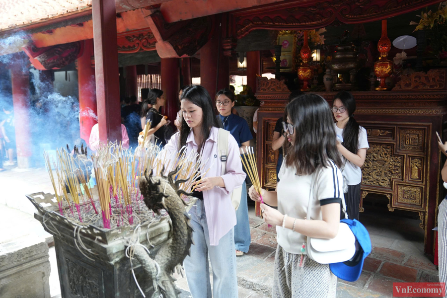 Với hơn 700 năm hoạt động, đến nay, Văn Miếu - Quốc Tử Giám là nơi tham quan của du khách trong và ngoài nước, nơi khen tặng cho học sinh xuất sắc... Cũng tại đây, vào mỗi dịp Tết nguyên đán hay trước các kỳ thi quan trọng, sĩ tử thường đến xin chữ ông đồ và cầu may trong thi cử, học hành.