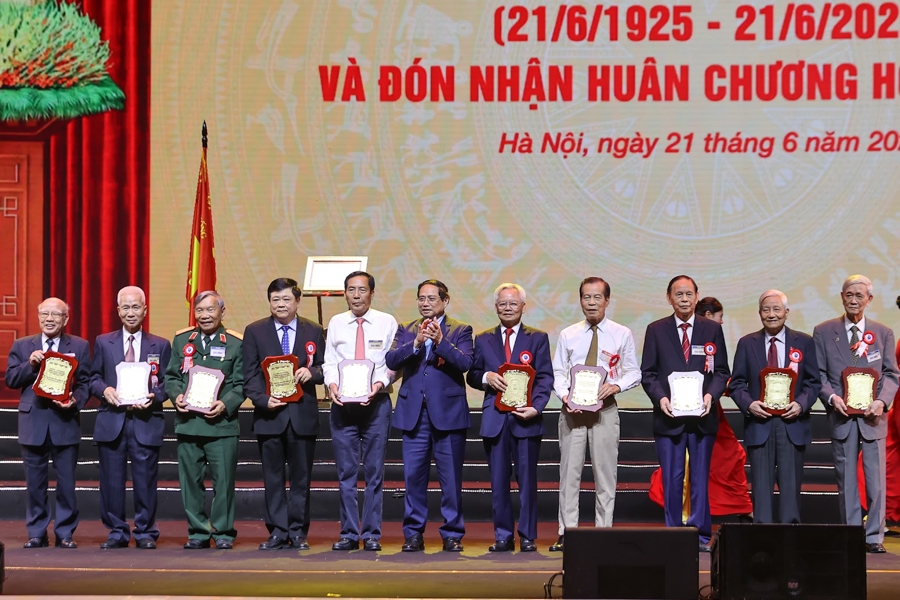 Thủ tướng Chính phủ Phạm Minh Chính trao Biểu trưng tặng các nhà báo lão thành - Ảnh: VGP/Nhật Bắc