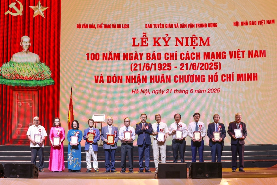 Chủ tịch Quốc hội Trần Thanh Mẫn trao Biểu trưng tặng các nhà báo lão thành - Ảnh: VGP/Nhật Bắc