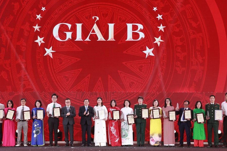 Phó Trưởng Ban Thường trực Ban Tuyên giáo và Dân vận Trung ương Lại Xuân Môn và Tổng Biên tập Báo Nhân Dân, Chủ tịch Hội Nhà báo Việt Nam Lê Quốc Minh, trao giải B cho các tác giả, nhóm tác giả đoạt giải - Ảnh: VGP/Nhật Bắc