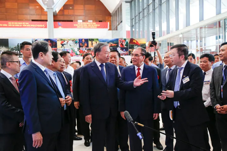 Tổng B&iacute; thư T&ocirc; L&acirc;m, nguy&ecirc;n Tổng B&iacute; thư N&ocirc;ng Đức Mạnh, Thủ tướng Ch&iacute;nh phủ Phạm Minh Ch&iacute;nh, Chủ tịch Quốc hội Trần Thanh Mẫn v&agrave; c&aacute;c đồng ch&iacute; L&atilde;nh đạo Đảng, Nh&agrave; nước tham quan v&agrave; nghe giới thiệu tại gian h&agrave;ng VTV.