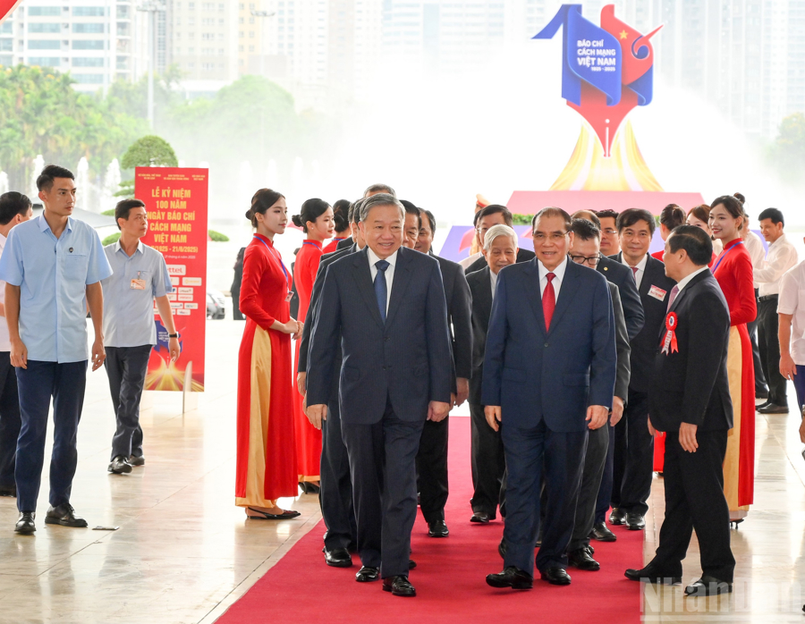 Tổng B&iacute; thư T&ocirc; L&acirc;m c&ugrave;ng c&aacute;c đồng ch&iacute; l&atilde;nh đạo, nguy&ecirc;n l&atilde;nh đạo Đảng, Nh&agrave; nước v&agrave; c&aacute;c đại biểu dự Hội b&aacute;o to&agrave;n quốc.