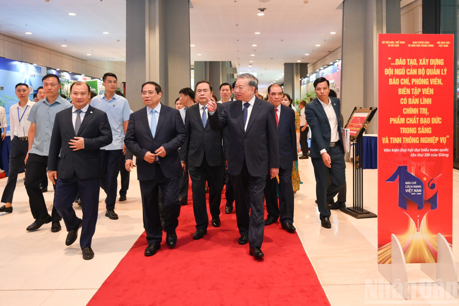 Tổng Bí thư Tô Lâm tham quan không gian trưng bày Hội báo toàn quốc 2025 - Ảnh 1