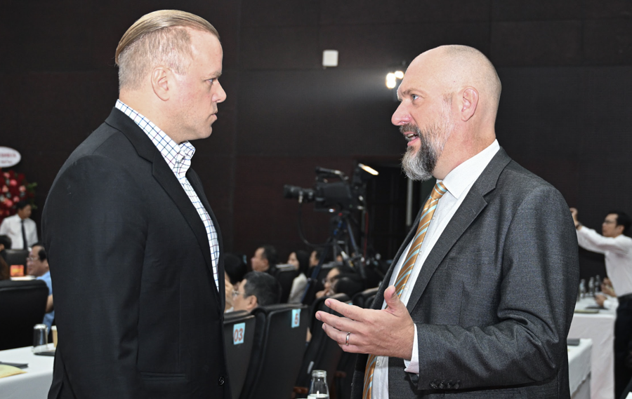 Ông Richard McClellan - Phó Tổng Giám đốc Tập đoàn Terne Việt Nam (bên phải), đại diện Tập đoàn Terne Holdings và The One Destination, một trong những nhà đầu tư chiến lược vào Khu thương mại tự do Đà Nẵng. 