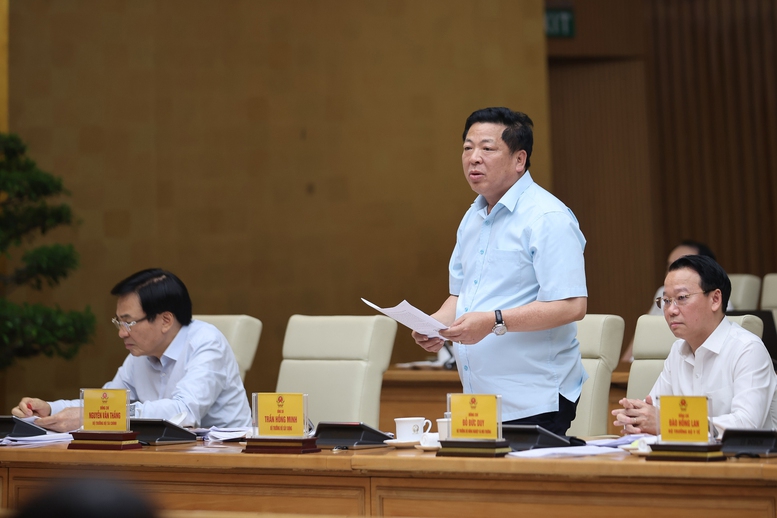 Bộ trưởng Bộ Xây dựng Trần Hồng Minh phát biểu tại phiên họp. Ảnh: VGP