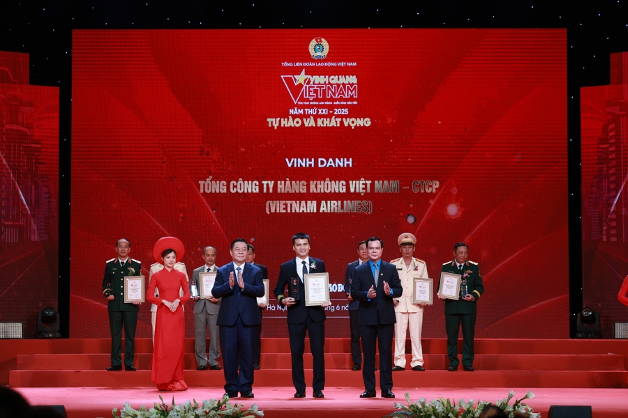 Ông Tô Ngọc Giang, Phó Tổng giám đốc Vietnam Airlines, nhận Kỷ niệm chương vinh danh tại chương trình "Vinh quang Việt Nam".
