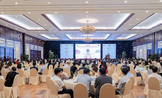 Quang cảnh Diễn đàn “Khai thác sức mạnh đầu tư của Hoa Kỳ vào miền Trung - Việt Nam” .