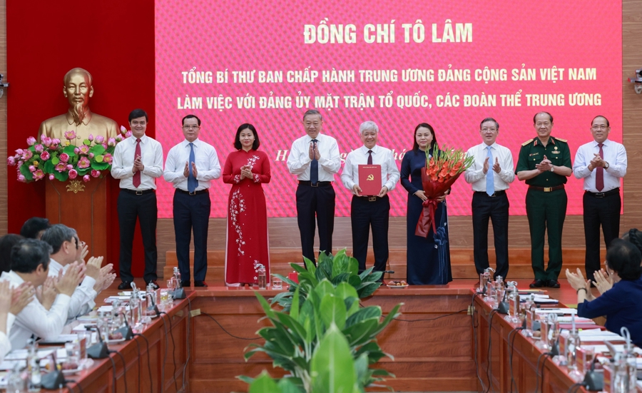 Tổng Bí thư Tô Lâm trao Quyết định của Bộ Chính trị về chức năng, nhiệm vụ, tổ chức bộ máy Cơ quan Ủy ban Trung ương Mặt trận Tổ quốc Việt Nam theo mô hình mới và triển khai các nhiệm vụ trọng tâm của Mặt trận Tổ quốc Việt Nam và các tổ chức thành viên.