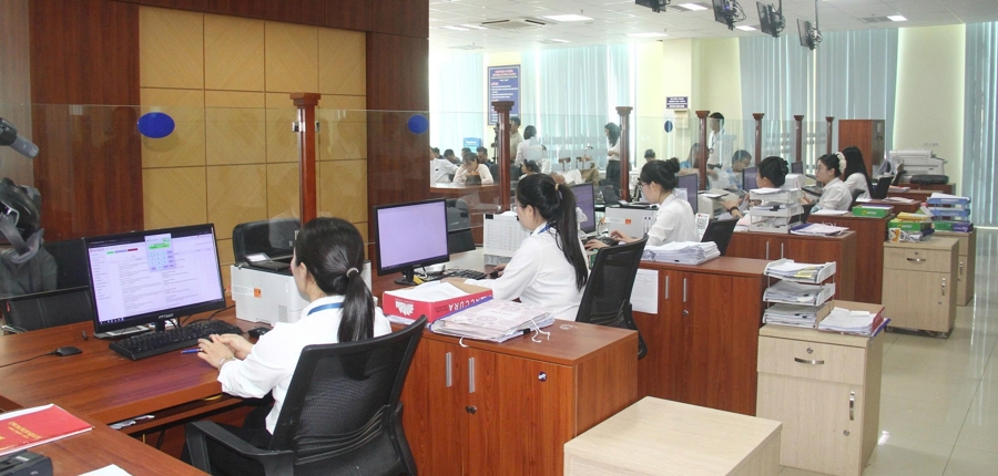 Công chức bộ phận một cửa thành phố Thanh Hóa giải quyết thủ tục hành chính cho công dân