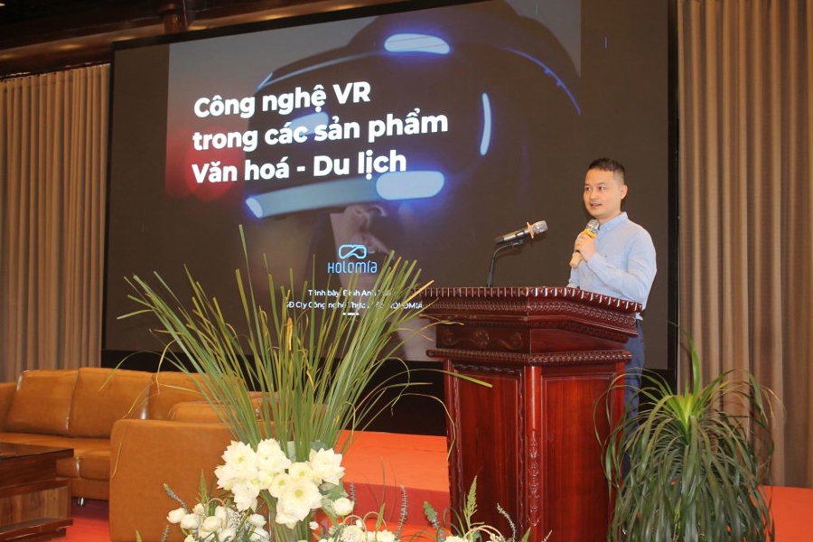 &Ocirc;ng Đinh Anh Tuấn: "VR l&agrave; c&ocirc;ng cụ truyền tải cảm x&uacute;c v&agrave; gi&uacute;p con người &lsquo;sống&rsquo; trong kh&ocirc;ng gian văn h&oacute;a &ndash; lịch sử". Ảnh Chu Kh&ocirc;i
