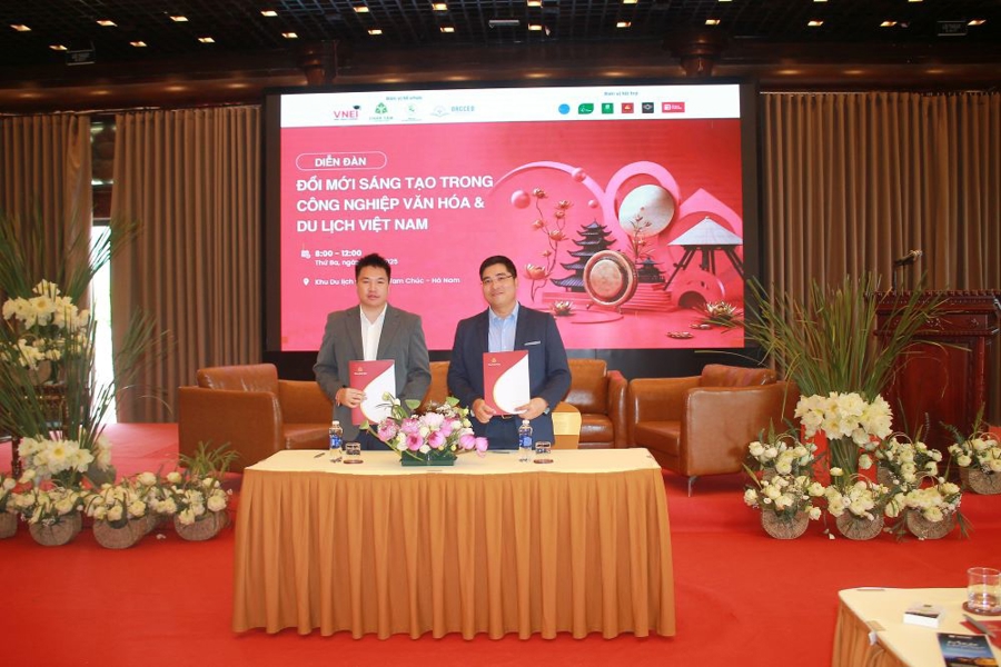 Tại Diễn đ&agrave;n, một số doanh nghiệp v&agrave; Tổ chức đ&atilde; k&yacute; kết hợp t&aacute;c ph&aacute;t triển c&ocirc;ng nghệ về văn h&oacute;a, du lịch. Ảnh: Chu Kh&ocirc;i.