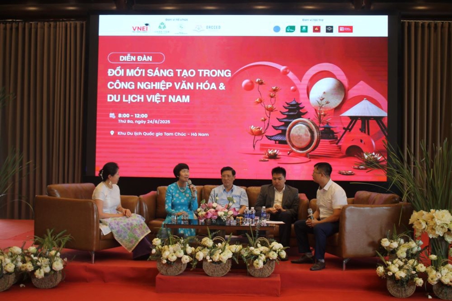 C&aacute;c chuy&ecirc;n gia về văn h&oacute;a v&agrave; du lịch trao đổi tại Diễn Đ&agrave;n. Ảnh Chu Kh&ocirc;i.