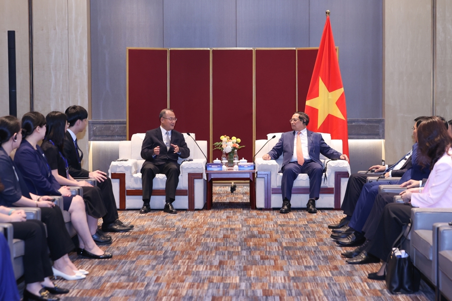 Thủ tướng tiếp ông Jonathan Choi, Chủ tịch Tập đoàn Sunwah Hồng Kông, Chủ tịch Tập đoàn VinaCapital Việt Nam - Ảnh: VGP