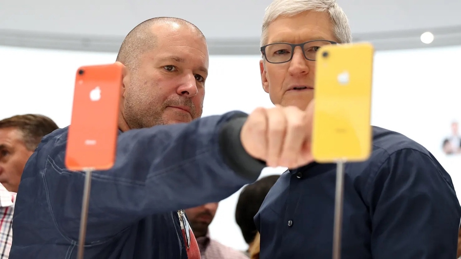 Ông Jony Ive (bên trái) - lúc ấy là giám đốc thiết kế chính của Apple cùng CEO Apple Tim Cook trong sự kiện của hãng này vào ngày 12/9/2018. Ảnh: Getty Images/CNBC