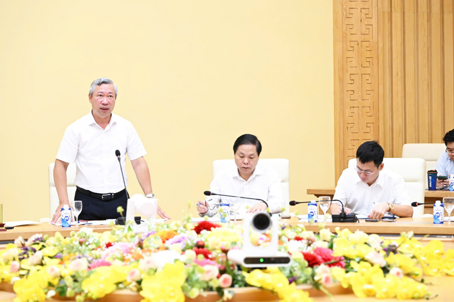 Ông Phạm Nguyên Hùng báo cáo tình hình cung ứng điện trong 6 tháng đầu năm 2025.