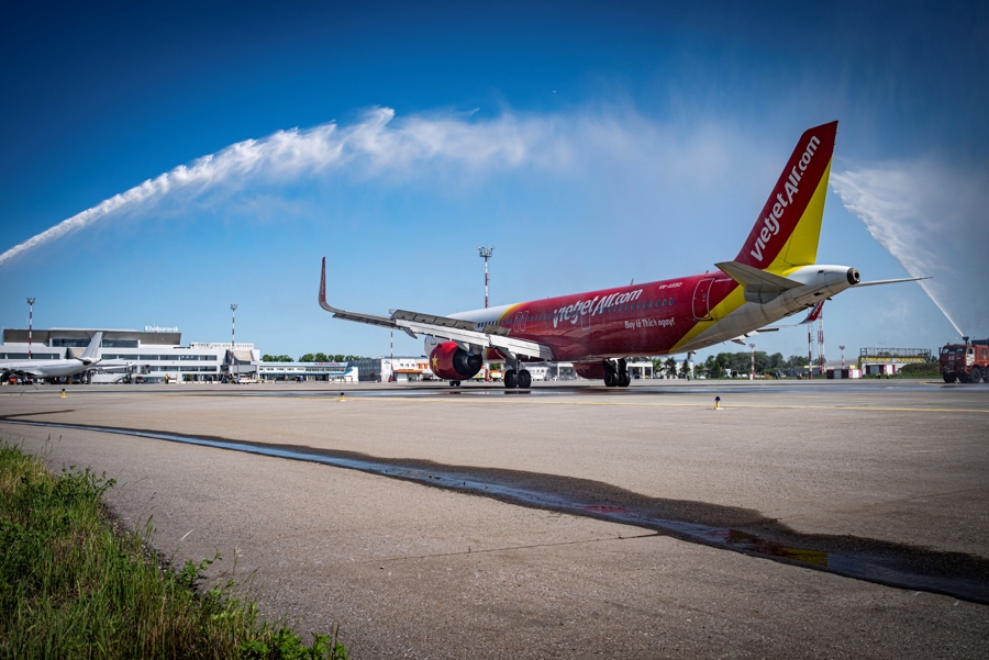 Tàu bay Vietjet được chào mừng tại sân bay Khabarovsk.