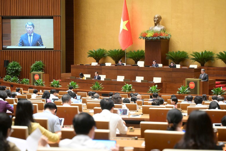 Bộ trưởng Bộ Tư pháp Nguyễn Hải Ninh báo cáo tiếp thu, giải trình và chỉnh lý dự án luật.