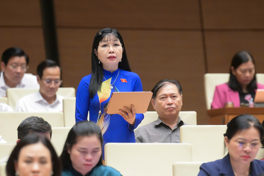 Đại biểu Trần Thị Thanh Hương, đoàn ĐBQH tỉnh An Giang đề nghị điều chỉnh chế độ chi cho các giải thể thao. Ảnh: Quochoi.vn.
