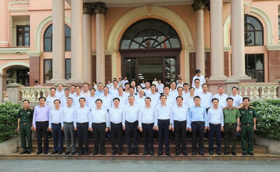 Tổng bí thư Tô Lâm Tổng Bí thư Tô Lâm cùng Đoàn công tác Trung ương chụp ảnh lưu niệm cùng Ban Thường vụ Tỉnh ủy các tỉnh Nam Định, Hà Nam và Ninh Bình. 