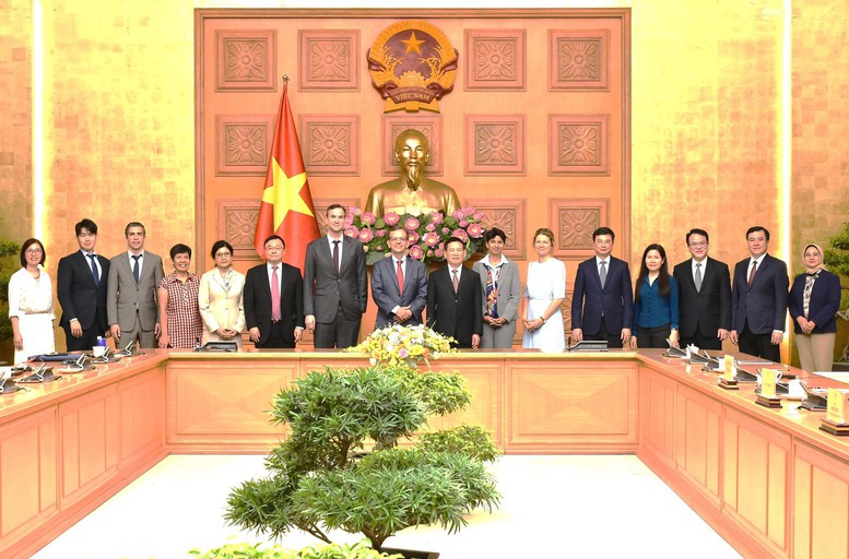 Đoàn cán bộ của Quỹ Tiền tệ Quốc tế (IMF) tại buổi làm việc với Phó Thủ tướng Chính phủ Hồ Đức Phớc vào ngày 24/6. Ảnh: VGP
