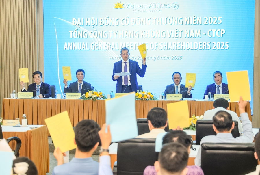 Các đại biểu bỏ phiếu tại Đại hội đồng cổ đông thường niên 2025 của Vietnam Airlines.