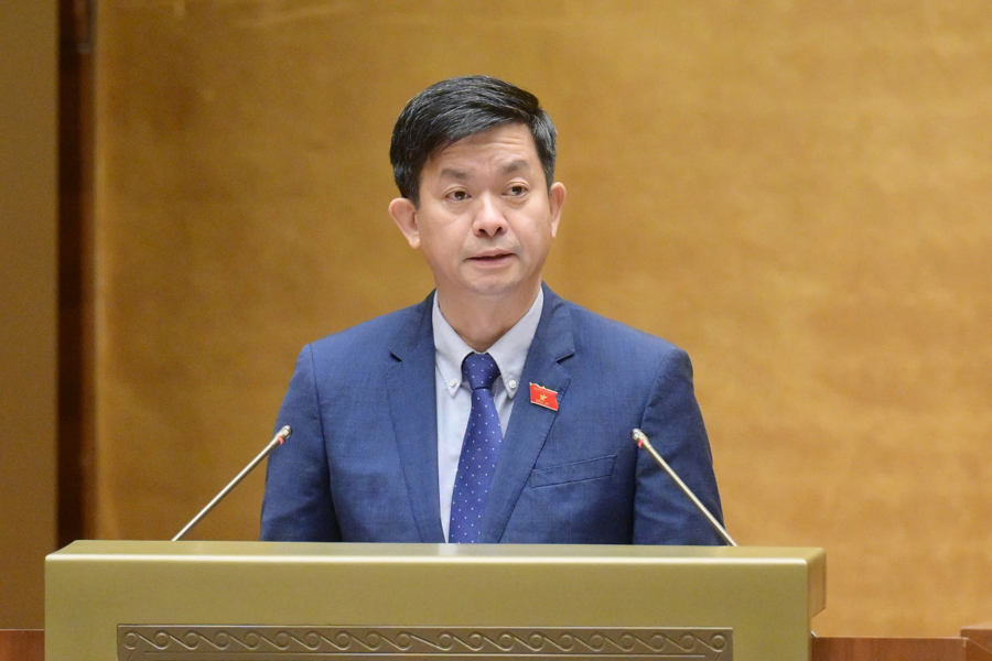 Tổng Thư ký, Chủ nhiệm Văn phòng Quốc hội Lê Quang Tùng báo cáo giải trình, tiếp thu, chỉnh lý dự thảo Nghị quyết. Ảnh: Quochoi.vn.