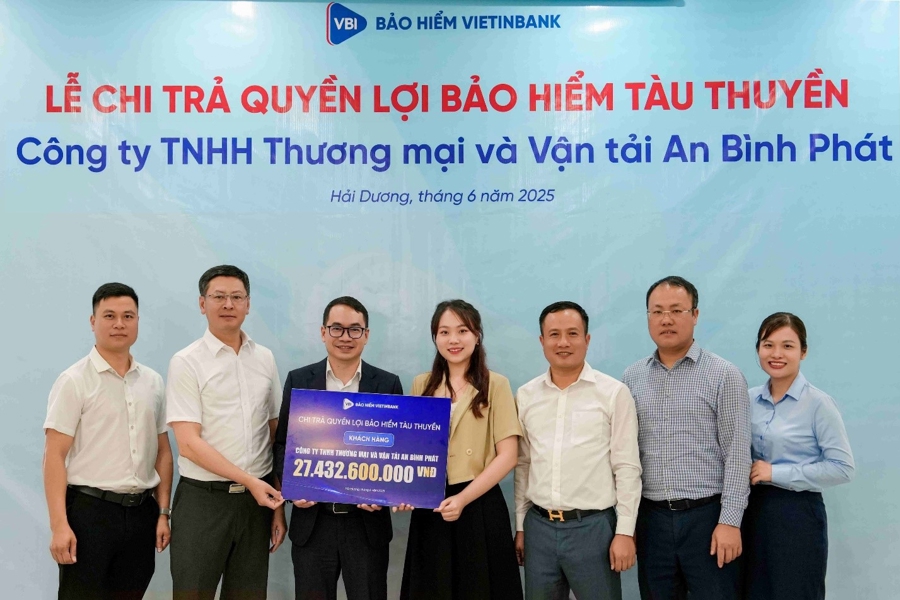 Đại diện đơn vị bảo hiểm và khách hàng tại sự kiện chi trả.