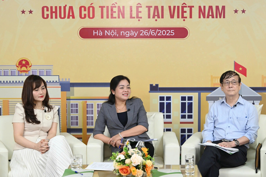 Các chuyên gia chia sẻ tại tọa đàm. Ảnh: Mạnh Quân.