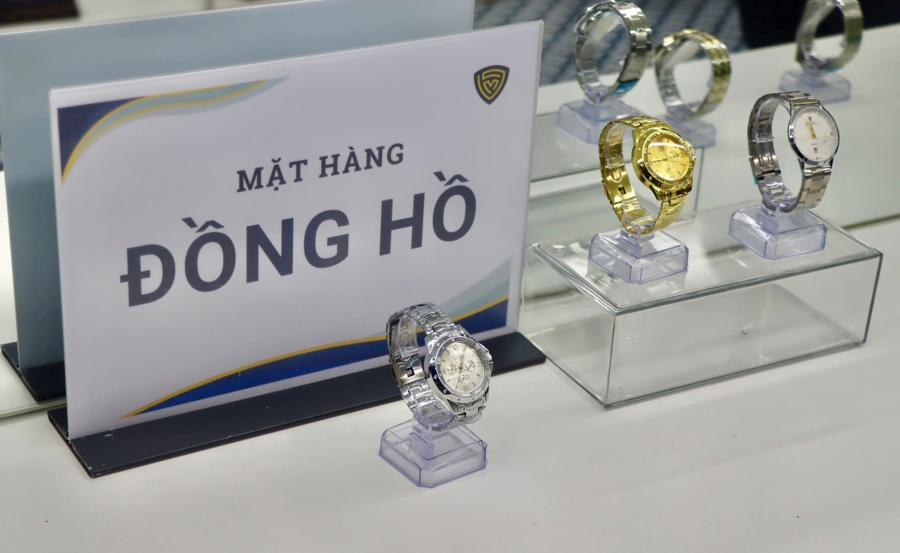 Tận mắt "nhận diện" hàng giả, trong đó có nhiều "đồ hiệu" - Ảnh 1