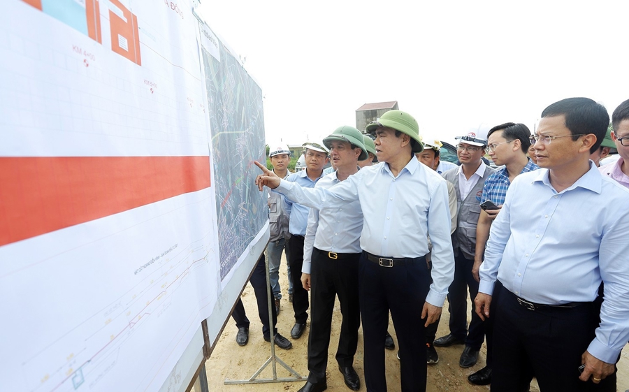 Chủ tịch UBND tỉnh Hà Tĩnh Võ Trọng Hải kiểm tra công tác giải phóng mặt bằng tiến độ thi công dự án đường Xô Viết Nghệ Tĩnh kéo dài về phía Đông. Ảnh: Văn Đức