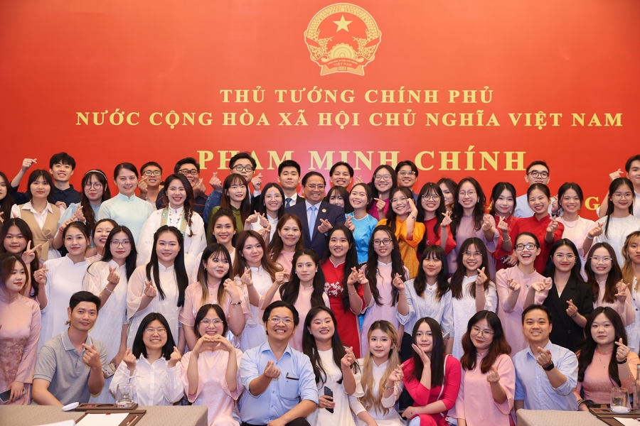 Thủ tướng chụp ảnh với các đại biểu dự cuộc gặp - Ảnh: VGP