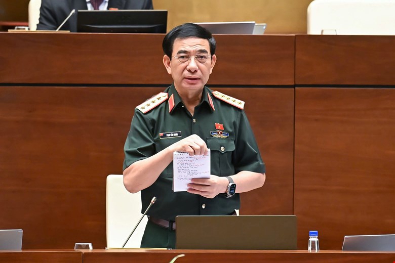 Đại tướng Phan Văn Giang, Bộ trưởng Bộ Quốc phòng phát biểu làm rõ một số vấn đề đại biểu nêu.