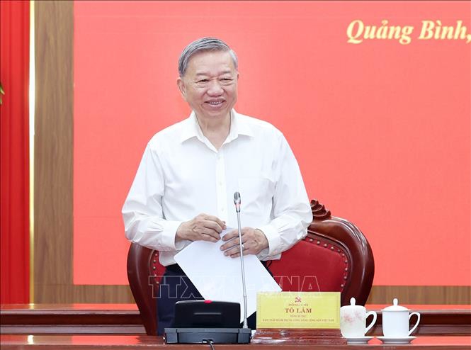 Tổng Bí thư nhấn mạnh, việc hợp nhất Quảng Bình và Quảng Trị là sự tiếp nối tinh thần lịch sử, truyền thống đoàn kết, gắn bó máu thịt của hai vùng đất kiên trung; tỉnh mới có điều kiện định hình mô hình phát triển kinh tế mở, hiện đại - Ảnh: TTXVN