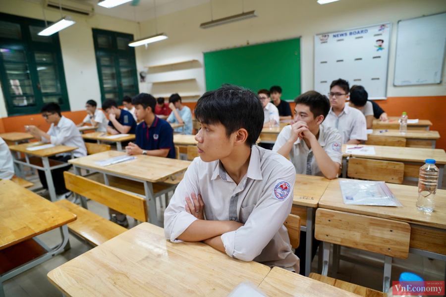 [Phóng sự ảnh] Sĩ tử Hà Nội thi môn đầu tiên kỳ thi Tốt nghiệp THPT 2025 - Ảnh 6