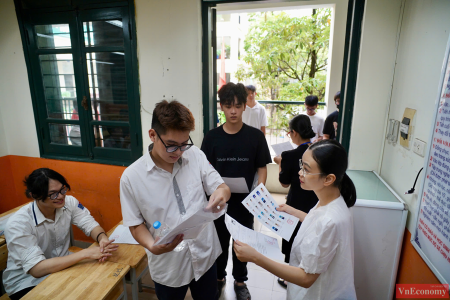 Hơn 16.000 cán bộ, giáo viên, nhân viên được điều động tham gia công tác coi thi; khoảng 800 cán bộ, giáo viên tham gia chấm thi. 