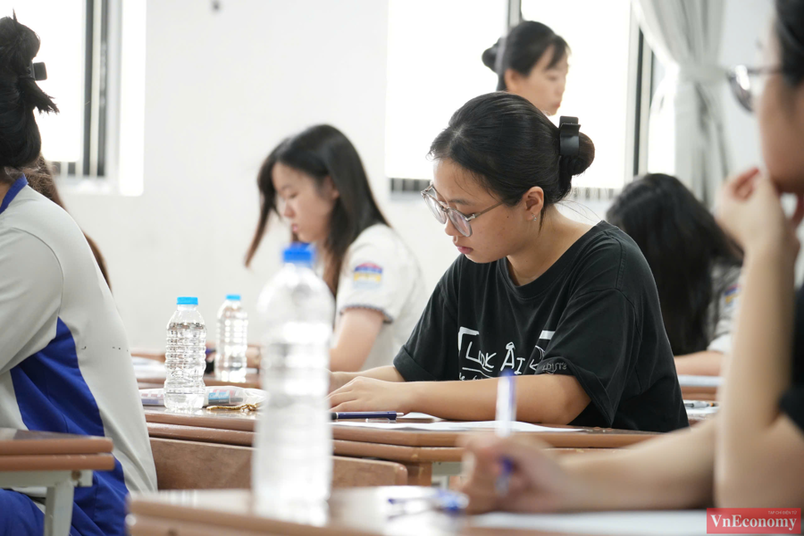 Cùng với sự đồng hành của gia đình, thầy cô, lực lượng chức năng và những tình nguyện viên, hy vọng kỳ thi tốt nghiệp THPT năm 2025 diễn ra tốt đẹp, an toàn, nghiêm túc với tất cả các thí sinh.