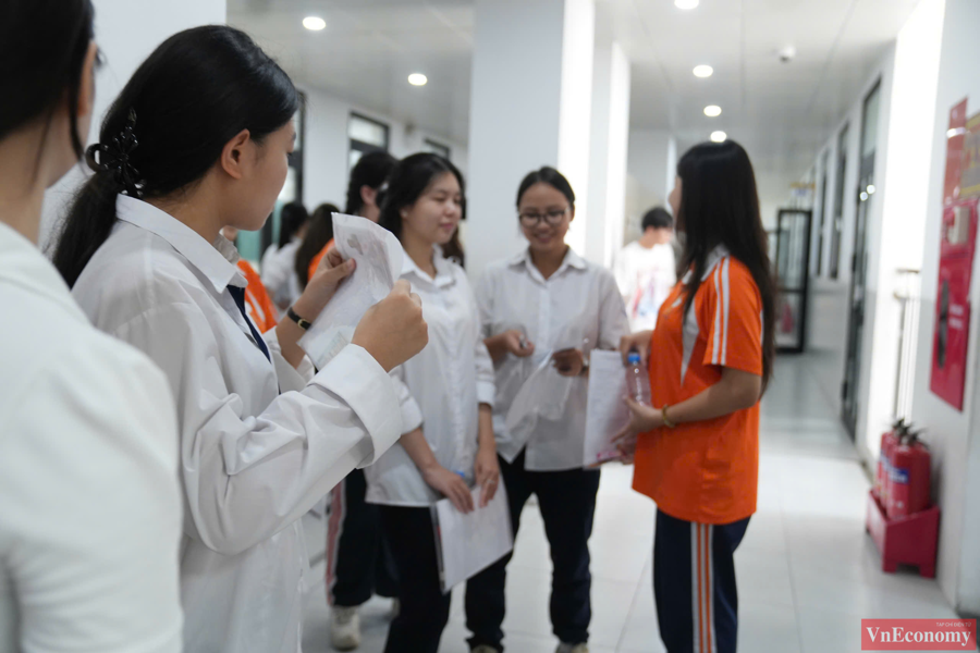 [Phóng sự ảnh] Sĩ tử Hà Nội thi môn đầu tiên kỳ thi Tốt nghiệp THPT 2025 - Ảnh 9