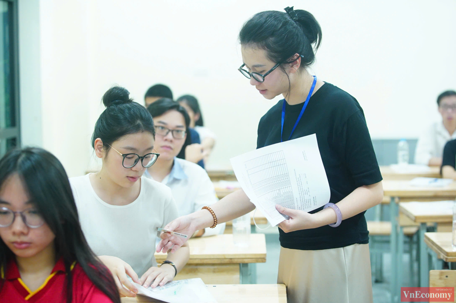 [Phóng sự ảnh] Sĩ tử Hà Nội thi môn đầu tiên kỳ thi Tốt nghiệp THPT 2025 - Ảnh 10