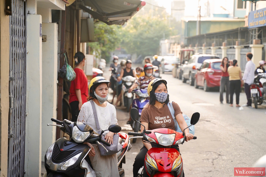 [Phóng sự ảnh] Sĩ tử Hà Nội thi môn đầu tiên kỳ thi Tốt nghiệp THPT 2025 - Ảnh 2