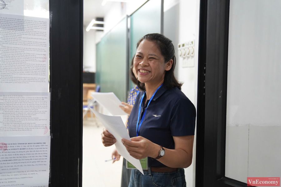 [Phóng sự ảnh] Sĩ tử Hà Nội thi môn đầu tiên kỳ thi Tốt nghiệp THPT 2025 - Ảnh 7