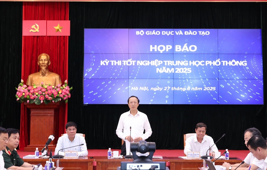 Thứ trưởng Thường trực Phạm Ngọc Thưởng, Trưởng Ban Chỉ đạo quốc gia Kỳ thi tốt nghiệp THPT 2025 chủ trì buổi họp báo.