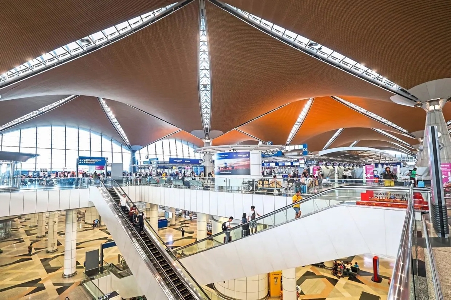 Điểm nổi bật tại KLIA là mô hình tổ hợp đa chức năng, tích hợp đầy đủ các hoạt động hỗ trợ như logistics, dịch vụ mặt đất, kỹ thuật bảo trì, khu thương mại và tiện ích dành cho hành khách. Ảnh minh hoạ.