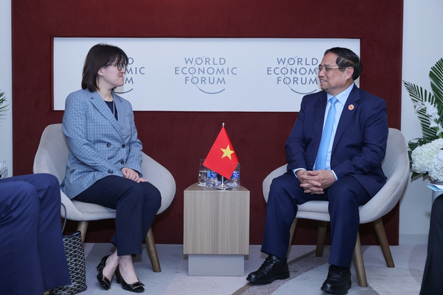 Prime Minister Pham Minh Chinh (R) meets CEO of PepsiCo Asia Pacific Anne Tse, in Tianjin, China, on June 25 (Photo: VGP)